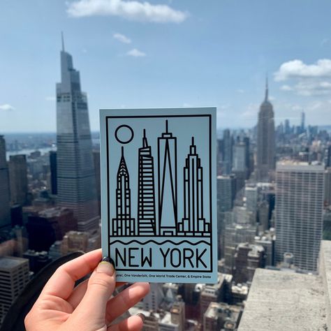 Cette carte postale de New York présente le Chrysler Building, le One Vanderbilt Building, le One World Trade Center et l'Empire State Building. J'espère que cette carte postale vous rappelle un voyage à New York ou vous aide à planifier un voyage là-bas ! Parfait pour envoyer par la poste, encadrer ou accrocher comme une mini-affiche ! Cette carte postale est imprimée sur du papier cartonné épais de qualité supérieure. Le côté design est recouvert d'une finition mate, ce qui rend le design sans Vintage New York Postcard, New York Postcard, One Vanderbilt, City Postcard, Voyage New York, One World Trade Center, Chrysler Building, Saratoga Springs, City New York