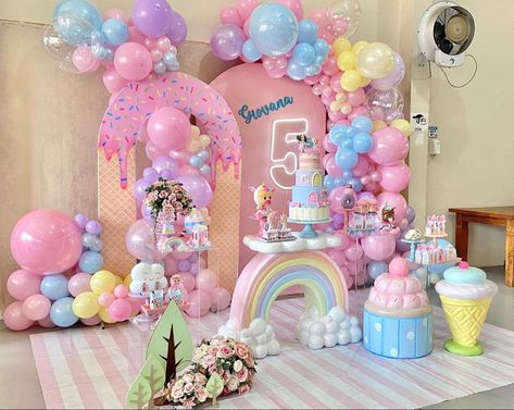 Candy Theme Birthday Party, Candy Birthday Cakes, Deco Ballon, Candy Land Birthday Party, Gymnastics Birthday, Birthday Party Snacks, Pastel Birthday, Christmas Decorations Outdoor, Candy Land Christmas Door