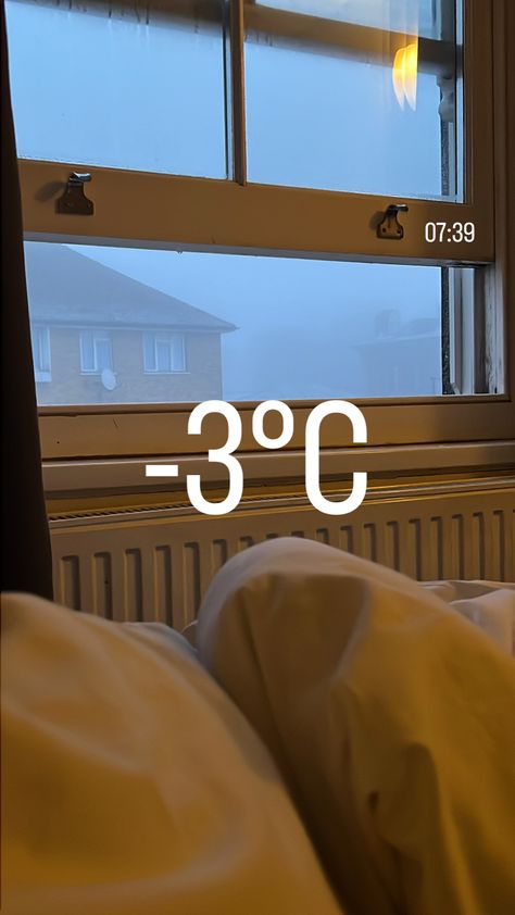 #winter #london #uk #londres #frio #comfy #bed #window #cold #snow #snowing Uk Winter Aesthetic, Winter London Aesthetic, London Snapchat Stories, London Snapchat, Snow In London, Dinner Date Aesthetic, Uk Aesthetic, London Snow, Bed Window