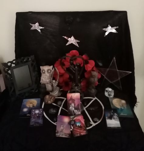 A shrine to honour the goddess of night, Nyx Nyx Goddess Alter, Nyx Goddess Altar, Nyx Altar Ideas, Nyx Altar, Hades Altar, Nyx Goddess, Alter Ideas, Witchy Business, Altar Ideas