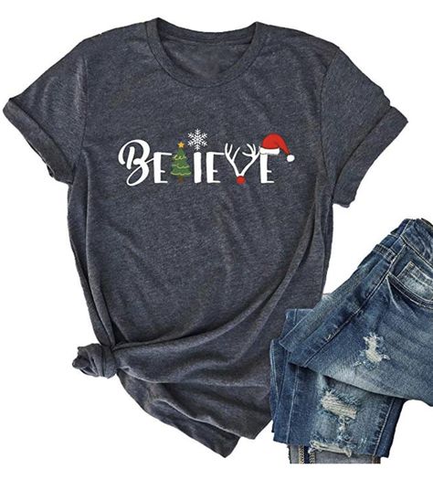 Believe Christmas, Christmas Tee Shirts, Christmas T Shirt Design, Graphic Print Shirt, Christmas Graphic, Casual Shirt Women, Tree Shirt, Tee Shirt Print, Short Sleeve Pullover