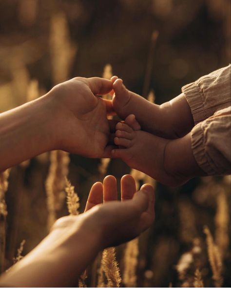 Family Photo By Water, Family Outdoor Photoshoot Ideas, Motherhood Outdoor Photography, Hippie Family Photoshoot, No Face Family Photos, Mommy And Me Summer Photo Shoot, Outdoors Newborn Photography, Mama And Baby Photoshoot, 10 Month Old Photoshoot