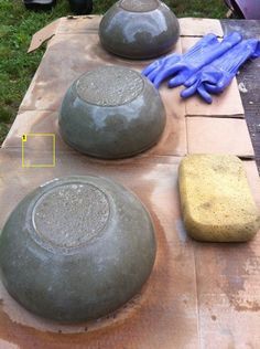 DIY Concrete planters Garden Planters Diy, Diy Concrete Planters, Concrete Bowl, Concrete Diy Projects, Deco Nature, Outdoor Crafts, Concrete Crafts, Concrete Projects, Cement Crafts