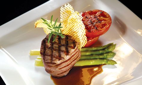 Wagyu Beef Recipe, Grilled Tenderloin, Food Presentation Plates, Gourmet Food Plating, Tenderloin Steak, Bistro Food, Gourmet Dinner, Fine Dining Recipes, Medium Rare