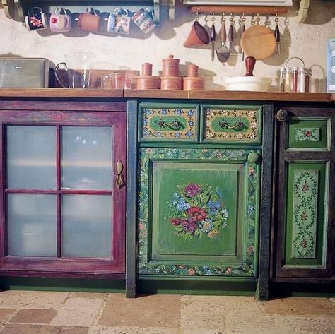 Unfitted Kitchen, Kitchen Colours, Recycled House, Painted Cabinets, Casa Country, Casa Vintage, Kitchen Concepts, Witch Aesthetic, Cottage Living