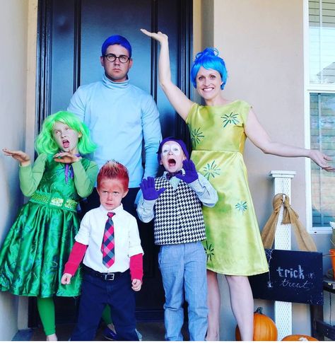 Family Homemade Halloween costume idea. INSIDE OUT costumes ideas. Disney movie costume ideas. Check out this family and all the different group or family costume ideas for Halloween. 2 Halloween Costumes, Inside Out Costume, Halloween Costumes Diy, Dress Up Ideas, Quick Costumes, Halloween Costumes For Family, Movie Halloween Costume, Disneyland Halloween, Costumes Diy