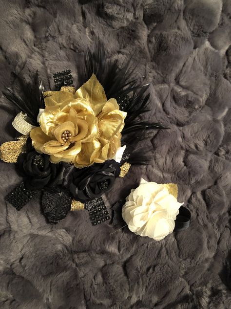 Black and gold Flowers For Prom, Gold And Black Flowers, Black And Gold Costume, Black And Gold Prom, Prom Flowers Corsage, Prom Corsage, Prom 2023, Gold Prom, Gold Costume