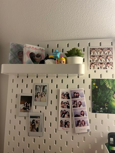 Desk Cute Ideas, Wall Grid Kpop, Kpop Desk Ideas, Kpop Desk Setup, Pegboard Decor, Peg Board Ideas, Desk Pegboard, Desk Wall Decor, Kpop Desk