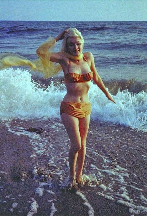 Marilyn Monroe Swimsuit, Marilyn Monroe 1962, Marilyn Monroe Poster, Fashion 50s, Santa Monica Beach, Gentlemen Prefer Blondes, Joe Dimaggio, Jayne Mansfield, Jean Harlow