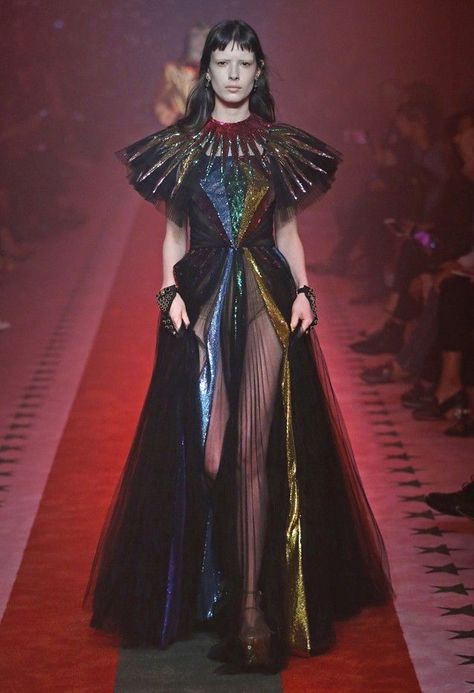 Gucci Dress Gowns, Gucci Spring 2017, Gucci Runway, Art Faces, Fashion Reference, Gucci Spring, Gucci Dress, Fashion Mood Board, Fashion Runway