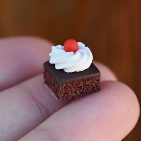 Dollhouse Cafe, Sculpey Sculpture, Crea Fimo, Polymer Clay Kawaii, Cafe Ideas, Whip Cream, Polymer Clay Diy, Cute Polymer Clay, Tiny Food