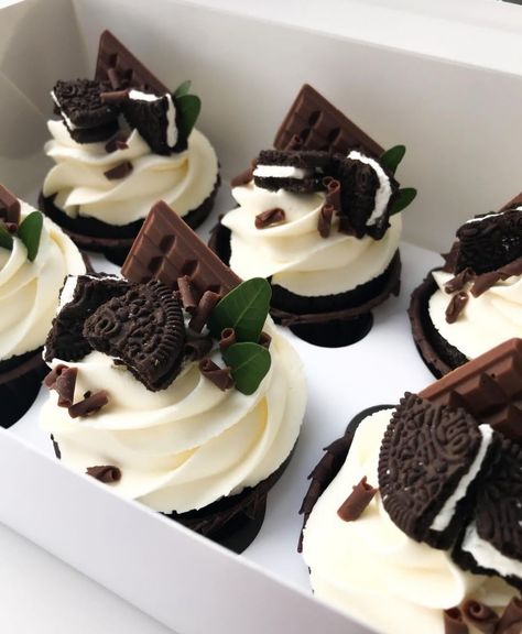 Black And White Cupcakes Ideas, Cupcake Designs For Men, Cupcakes For Boyfriend, Cupcake Arrangements, Candy Drinks, Cupcake Cake Designs, Cupcake Recipes Chocolate, Gourmet Cupcakes, Creative Desserts