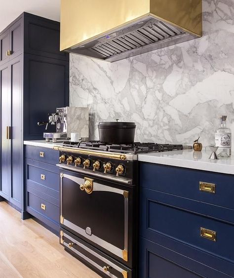 Brass kitchen hood, marble slab backsplash, navy blue kitchen cabinets Dome Kitchen, Navy Blue Kitchen Cabinets, Blue Kitchen Designs, Navy Blue Kitchen, Kitchen Hood, Kitchen Rules, Blue Kitchen Cabinets, Kabinet Dapur, Fresh Kitchen