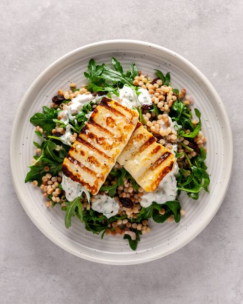 Arugula Salad Dressing, Hygge Recipes, Shallot Vinaigrette, Halloumi Salad, Grilled Halloumi, Yogurt Dressing, Couscous Salad, Arugula Salad, Healthy Kitchen