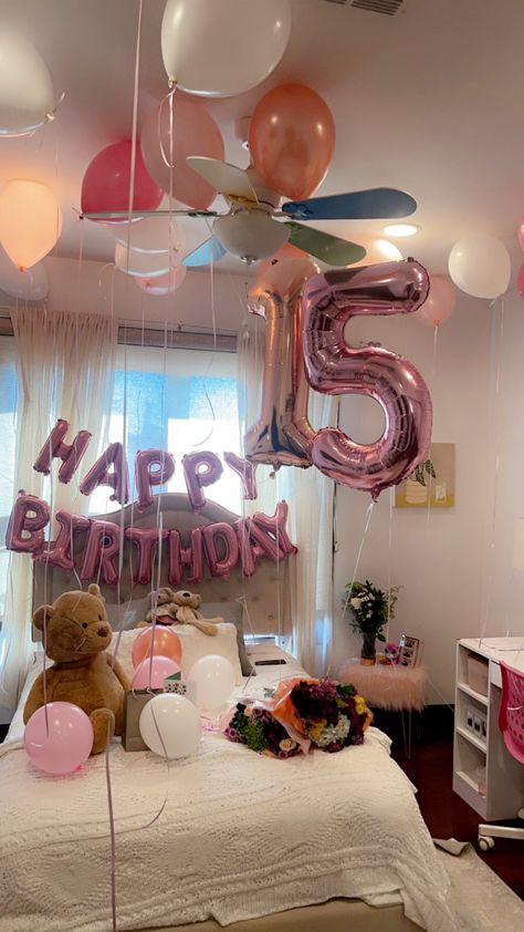 Birthday Decor Bedroom, Decorate Bedroom For Birthday Surprise, Birthday Dorm Decorations, Room Bday Decoration, Birthday Decorations In Room, Roommate Birthday Ideas, Decorated Hotel Room For Birthday, Bedroom Birthday Decorations, 15th Birthday Decorations