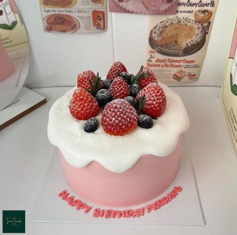 Small Korean Cake, Cake Box Korea, Korea Cake Design, Strawberry Birthday Cake Aesthetic, Cake Birthday Korea, Savory Drinks, Strawberry Cake Aesthetic, Strawberry Cake Design, Cake Korea