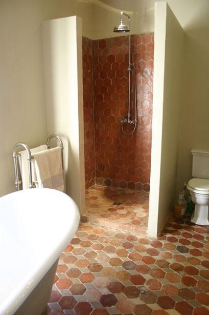 Terracotta Floor Bathroom, Terracotta Tiles Bathroom, Bathroom Beadboard Ideas, Southwest Bathroom, Terracotta Bathroom, Spanish Bathroom, Mini Bad, Shiplap Bathroom, Walk In Shower Designs