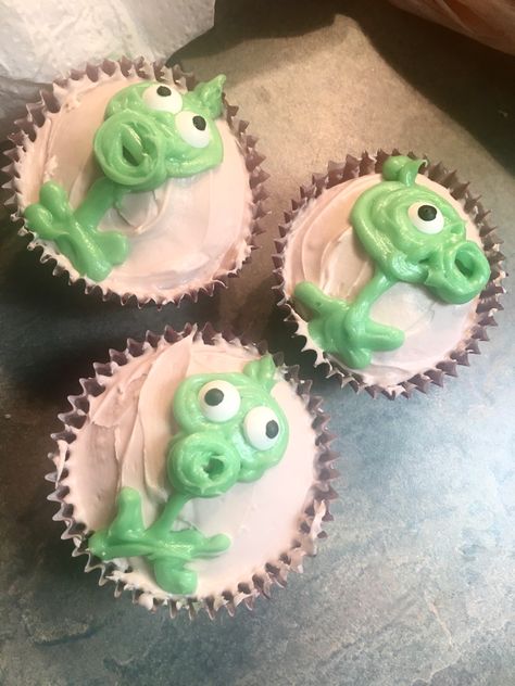 Peashooter cupcakes Funny Cupcake Decorating Ideas, Cursed Cupcakes, Weird Cupcakes, Funky Cupcakes, Cupcake Funny, Funny Cupcakes, Cursed Things, Picnic Inspiration, Cupcake Designs