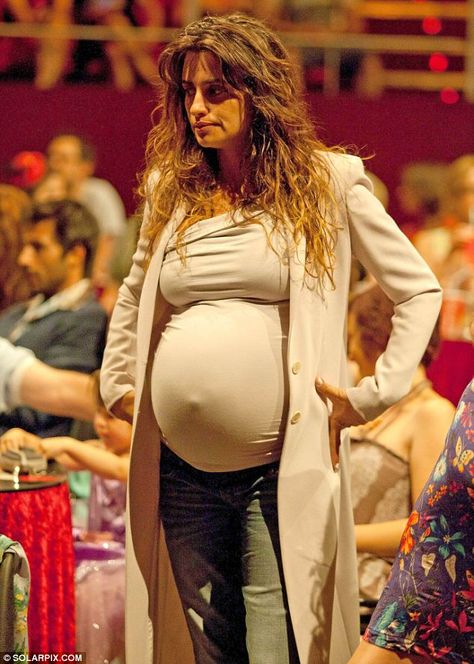 Any moment now: Penelope Cruz looked heavily pregnant during the Los Veranos de la Villa Music Festival in Madrid on Saturday Pregnant Actress, Pregnant Model, Pretty Pregnant, Javier Bardem, Pregnant Celebrities, Pregnancy Looks, Ready To Pop, Penelope Cruz, Pregnant Woman