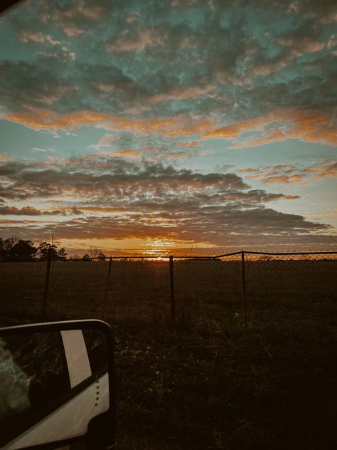 Aesthetic Country Wallpaper Laptop, Summer Country Aesthetic Wallpaper, Western Sunset Pictures, Country Aesthetic Wallpaper, Sunset Wallpaper Country, Country Background, Pretty Skys, Sunset Western, Country Pics