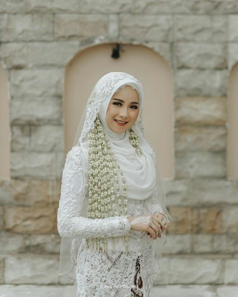 Baju Akad Nikah Muslim Syari, Dress Akad Nikah Muslimah, Wedding Dress Hijab Syar'i, Javanese Wedding Hijab, Pengantin Jawa Hijab, Bride Hijab Style, Akad Dress, Pose Pengantin, Wedding Hijab Styles