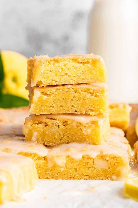 Lemon Brownies Recipe, Lemon Cake Bars, Lemon Baking, Lemon Blondies, Forgotten Cookies, Easy Bar, Moist Lemon Cake, Lemon Brownies, Lemon Bar