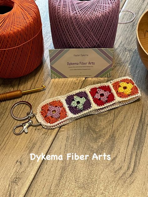 Crochet Granny Square Key Chain Wristlet Crochet Ideas With Granny Squares, Crochet Embroidery Floss, Granny Square Ideas Projects, Granny Square Small, Granny Square Shrug, Small Crochet Gifts, Shrug Crochet, Crochet Granny Square Tutorial, Granny Square Projects