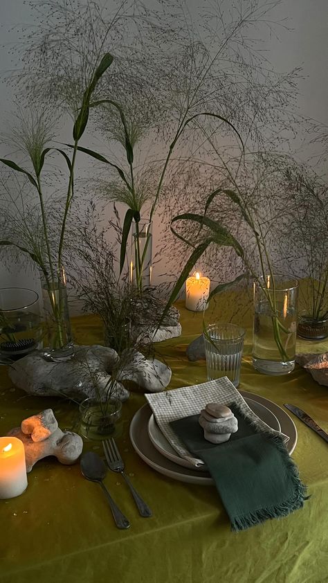 Surreal Tablescape, Family Style Table Setting, Foraged Tablescape, Ikebana Tablescape, Dinner Setting Ideas, Forest Tablescape, Table Scape Wedding, Aesthetic Table Decor, Ikebana Wedding