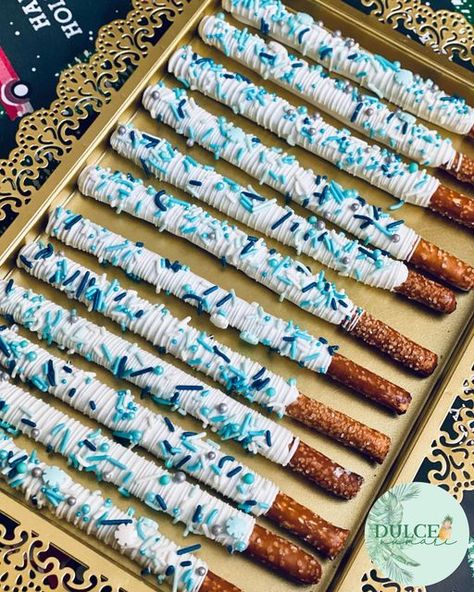 Bluey Theme Chocolate Covered Pretzels, Blue And White Desserts, Chocolate Covered Pretzel Sticks, Mickey First Birthday, Wonderland Decorations, Pretzel Treats, Baby Shower Chocolate, White Desserts, Winter Wonderland Decorations