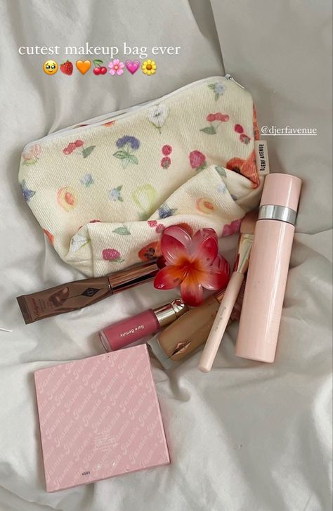 European Beauty Aesthetic, Djerf Avenue Makeup Bag, Cute Makeup Bags, What In My Bag, Pretty Skin, Makeup Essentials, Pretty Makeup, Cute Makeup, Makeup Skin Care