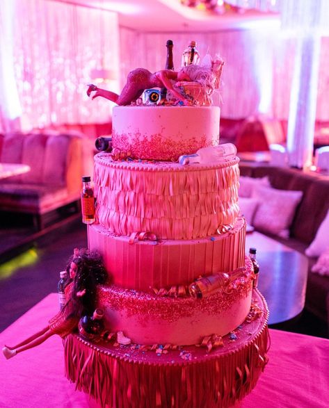 Kylie Jenner 21st birthday cake (for inspo) Kylie Jenner 21st Birthday, Kylie Jenner Birthday Cake, Kylie Jenner Party, Kylie Jenner Birthday, Kylie Birthday, 21st Bday Ideas, 21st Cake, Birthday Goals, 21st Birthday Cakes