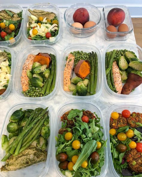 Need some meal-prep inspo? Look no further than actress Emmy Rossum, who recently prepared a week's worth of food for the Whole30 diet plan. Her photographed Tupperware included healthy proteins like chicken and salmon, plus of slew of vegetables, and satisfying fruit and eggs for. Diet Plan Meals, Paleo Pesto, Salmon Meal Prep, Salmon Baked, Whole30 Meal Prep, Whole 30 Diet, Emmy Rossum, Oven Chicken, Low Carb Vegetables