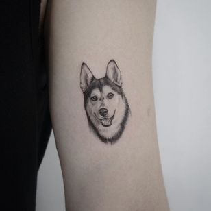 Small Husky Tattoo, Husky Dog Tattoo, Husky Tattoo Design, Patronus Tattoo, Small Husky, Husky Portrait, Husky Tattoo, Botanical Tattoo Design, Tatoo Dog