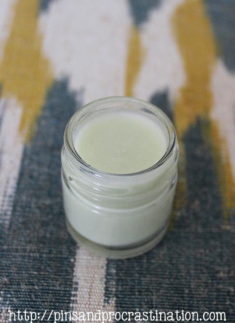 Green Tea Repairing Eye Cream for Dark Circles - Pins and Procrastination Green Tea Eye Cream, Dry Eyes Causes, Homemade Eye Cream, Cream For Dark Circles, Homemade Moisturizer, Cream For Oily Skin, Skin Care Routine For 20s, Mary Kay Ash, Green Tea Mask