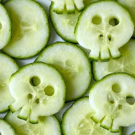 Halloween Cucumber Sandwiches, Skull Cucumbers, Halloween Cucumber Ideas, Cucumber Skulls, Halloween Ice Cubes, Halloween Cucumber, Cucumber Halloween, Halloween Kalas, Halloween Veggie Platter