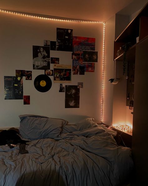 Boy Room Ideas Aesthetic, Boy Bedroom Aesthetic, Downtown Girl Bedroom, Downtown Girl Room Decor, Downtown Bedroom, Dark Aesthetic Bedroom, Downtown Girl Room, Indie Tapestry, Room Aesthetic Dark