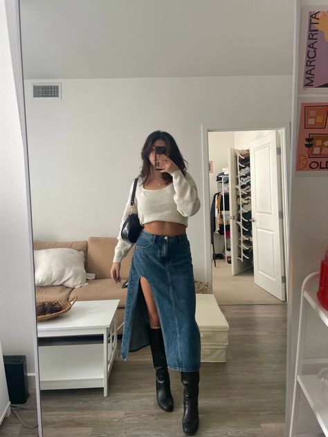 Long Denim Skirt Outfit Fall, Long Denim Skirt Outfit Street Styles, Denim Skirt Outfit Aesthetic, Long Denim Skirt Outfits, Long Jean Skirt Outfits, Skirt Outfits For Women, Winter Maxi Skirt Outfit, Long Boots Outfit, Long Denim Skirt Outfit