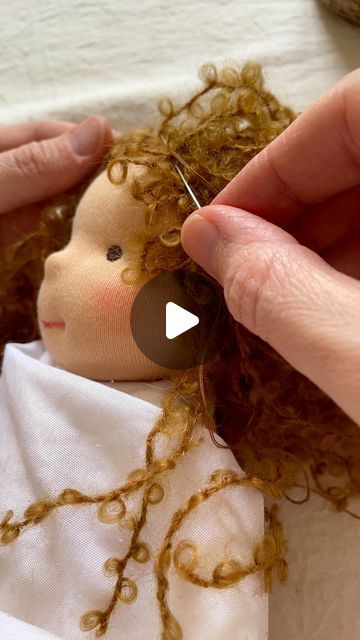 Embroidered Doll Faces, Doll Hair Tutorial, Rag Doll Hair, Diy Yarn Dolls, Diy Doll Hair, Diy Rag Dolls, Yarn Dolls, Yarn Diy, Cloth Dolls