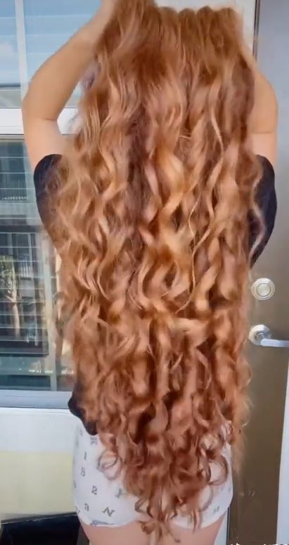 Long Wavy Strawberry Blonde Hair, Curly Strawberry Blonde Hair, Strawberry Blonde Curly Hair, Curls For Long Hair, Extremely Long Hair, Strawberry Blonde Hair, Strawberry Blonde, Wavy Hair, Dyed Hair