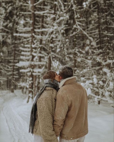 Outdoor Winter Couple Photoshoot, Snowy Couples Photoshoot, Snowy Couple Pictures, Dress Outfits Christmas, Snow Couple Photoshoot, Pfp Aesthetic Christmas, Christmas Pfps Aesthetic, Christmas Pfp Aesthetic, Christmas Dress Ideas