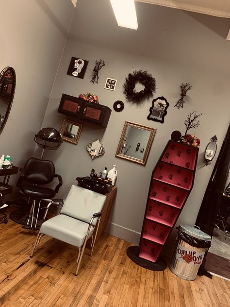 Gothic hair salon Goth Salon Ideas, Gothic Barber Shop, Tattoo Studio At Home, Goth Hair Salon Decor, Hair Salon Diy Decor, Nail Studio Organization Ideas, Gothic Tattoo Studio Decor, Piercing Salon Design, Gothic Beauty Salon