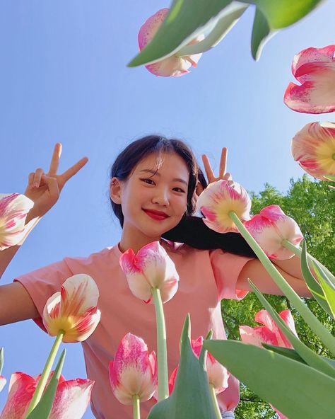 Tulip Field Poses, Selfie With Flowers, Picnic Photo Shoot, Ootd Poses, Summer Picture Poses, Travel Pictures Poses, Stylish Photo Pose, Grad Pics, Instagram Photo Ideas Posts