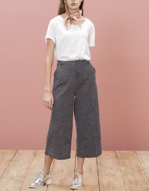 Squarepants Outfit For Women, Culottes Outfit, Square Pants, Culotte Pants, Neck Scarf, Grey Pants, White Tee, Office Outfits, Work Casual