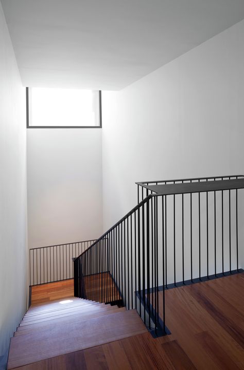 Stair Railing Metal, Metal Guardrail, Staircase Handrail, House Staircase, Interior Staircase, Spain Design, Metal Stairs, Stairs Architecture, Stair Handrail