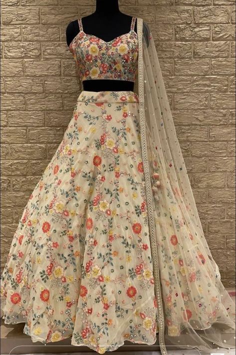 Floral Lehenga Choli Designs, Lehnga Kameez Designs, Lehenga Dresses Indian, Lehnga Made From Saree, Floral Lehenga Aesthetic, Lehngas For Wedding, Traditional Dresses Lehenga, New Lengha Design, Marriage Clothes For Girl