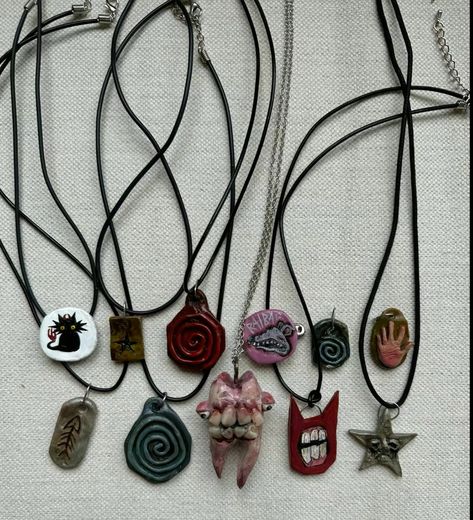 How To Make Clay Necklaces, Diy Funky Jewelry, Natural Clay Crafts, Emo Clay Ideas, Grunge Clay Ideas, Weirdcore Jewelry, Weird Necklaces, Earthy Crafts, Diy Trinkets