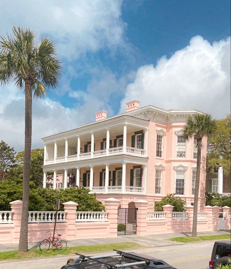 Pink Charleston House, Charleston Sc Aesthetic, Charleston Homes Exterior, Beach House Mansion, Charleston House Plans, Charleston Houses, Charleston Aesthetic, Pink Beach House, Charleston House