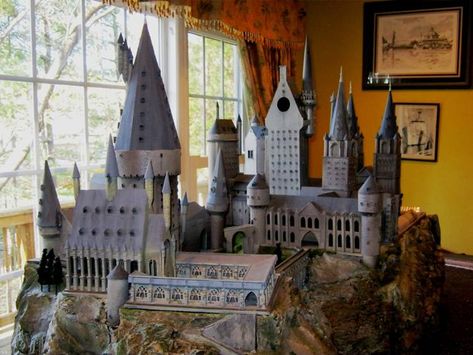 Hogwarts Castle HO Scale Model Quidditch Pitch, Harry Potter Train, Model Castle, Harry Potter Castle, Lego Hogwarts, Hogwarts Castle, Hogwarts School, On The Phone, Custom Lego