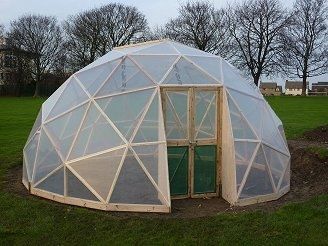 Greenhouse Dome, Geodesic Greenhouse, Serre Diy, Geodesic Dome Greenhouse, Dome Greenhouse, Dome Building, Geodesic Dome Homes, Dome Structure, Greenhouse Shed