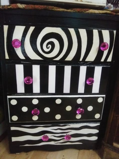 Black & White pattern on outside.  Hot pink drawers on inside &  Hot Pink jeweled knobs Goth Dresser Makeover, Tim Burton Inspired Room, Spray Paint Furniture Ideas, Drawer Painting Ideas Aesthetic, Dresser Makeover Diy, Gothic Room, Whimsical Painted Furniture, Whimsical Furniture, Diy Furniture Decor